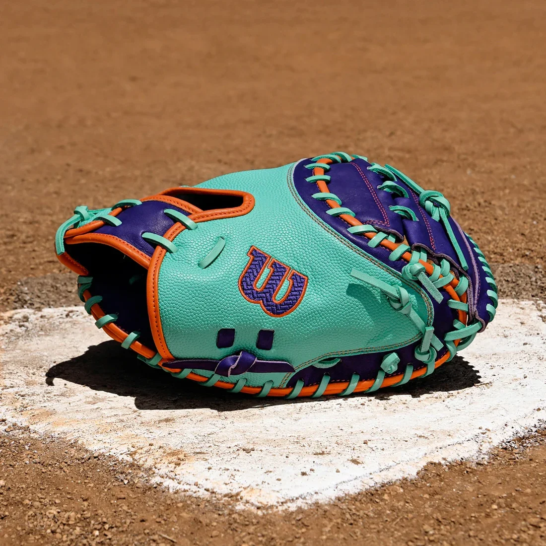 Wilson A2000 CM33SS 33" Winter Collection Catcher's Mitt: WBW10394233 - Image 2