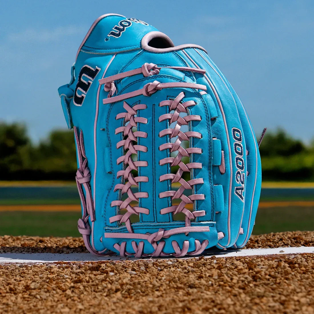Wilson A2000 D25 12.25" Winter Collection Pitcher’s Glove: WBW1039381225 - Image 2